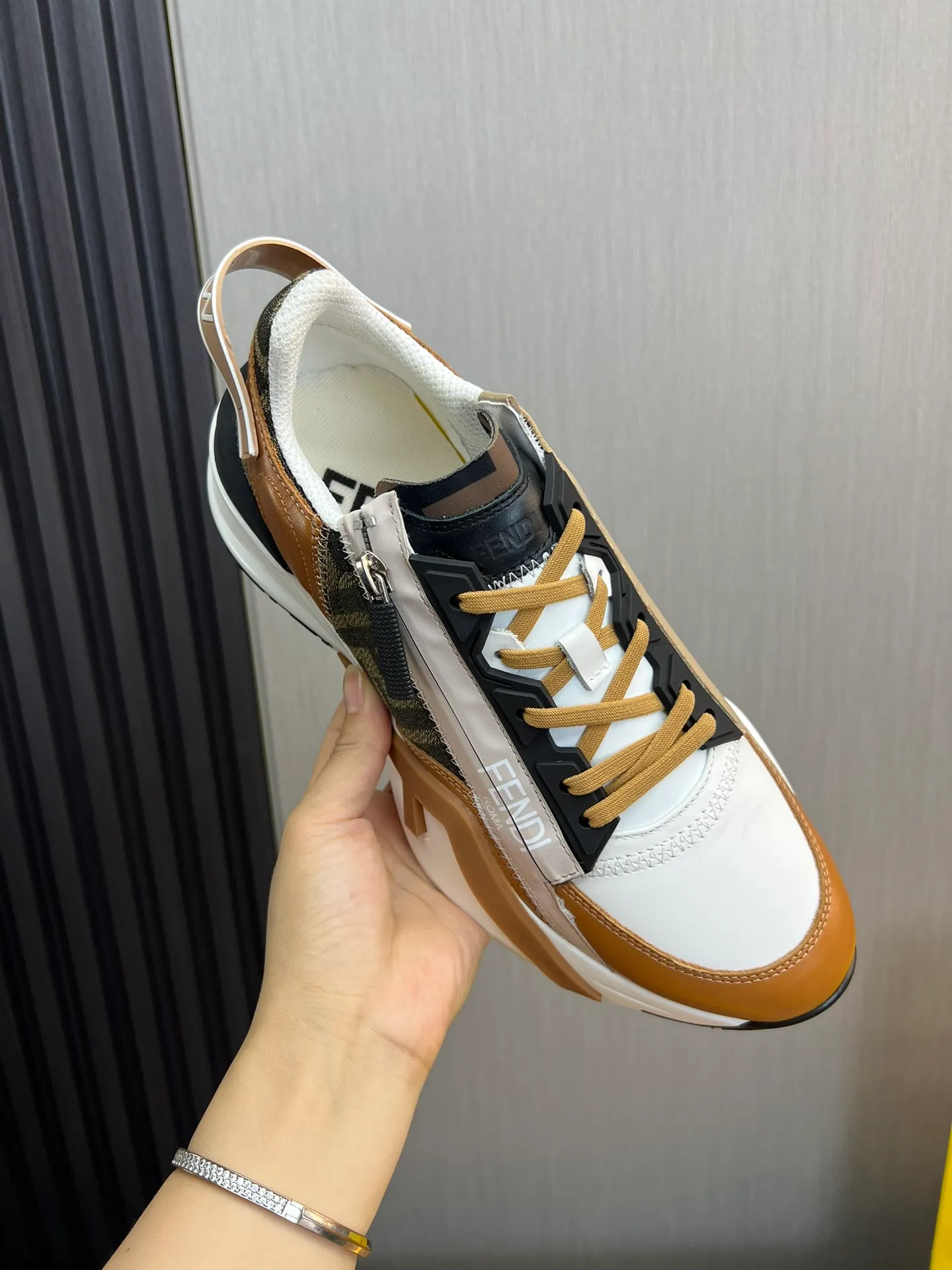 Men's men's shoes💰520💰 Fendi [Fendi] hot style is on the market🔥Fashionable casual men's shoes🔱Made of original brand fly knit fabric. Original cowhide + breathable mesh lining + sheepskin feet. Perfect shape and top quality, you deserve it🔜Original rubber outsole, ultra-light, non-slip and wear-resistant👣 Standard size 38-44